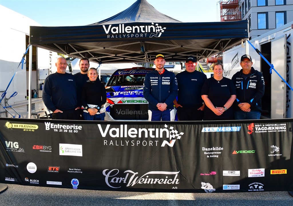 Det samlede Team Vallentin Rallysport. Fra venstre servicefolkene Torben Hansen og Kim Nielsen, co-driver Line Lykke Jensen, Simon Vallentin, samt servicefolkene Bo og Lonnie Andersen samt Henrik Andersen.
(Foto: Morten Dam)